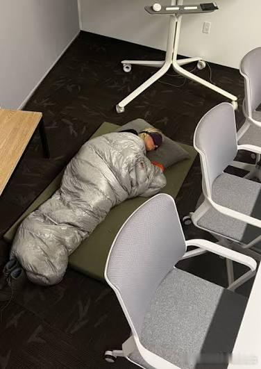 马斯克又搬去厂房睡房车了，这次的战场在孟菲斯！Gwynne爆料埃隆为了盯紧Colossus2，直接把