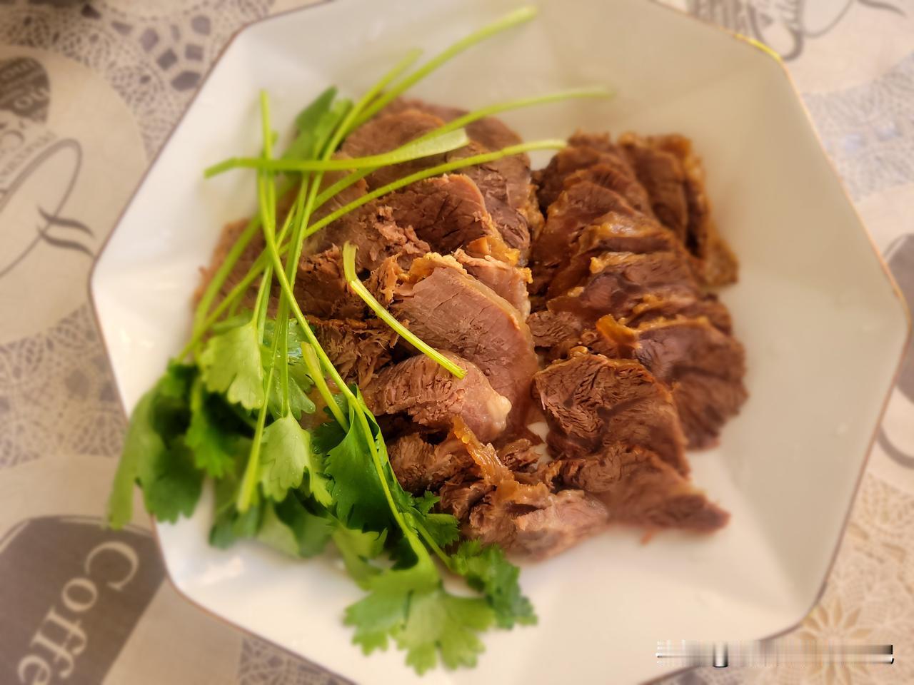 朋友在公立医院上班，是在编护士。她说她将来退休金不低。因为除了社保开支，还有单位