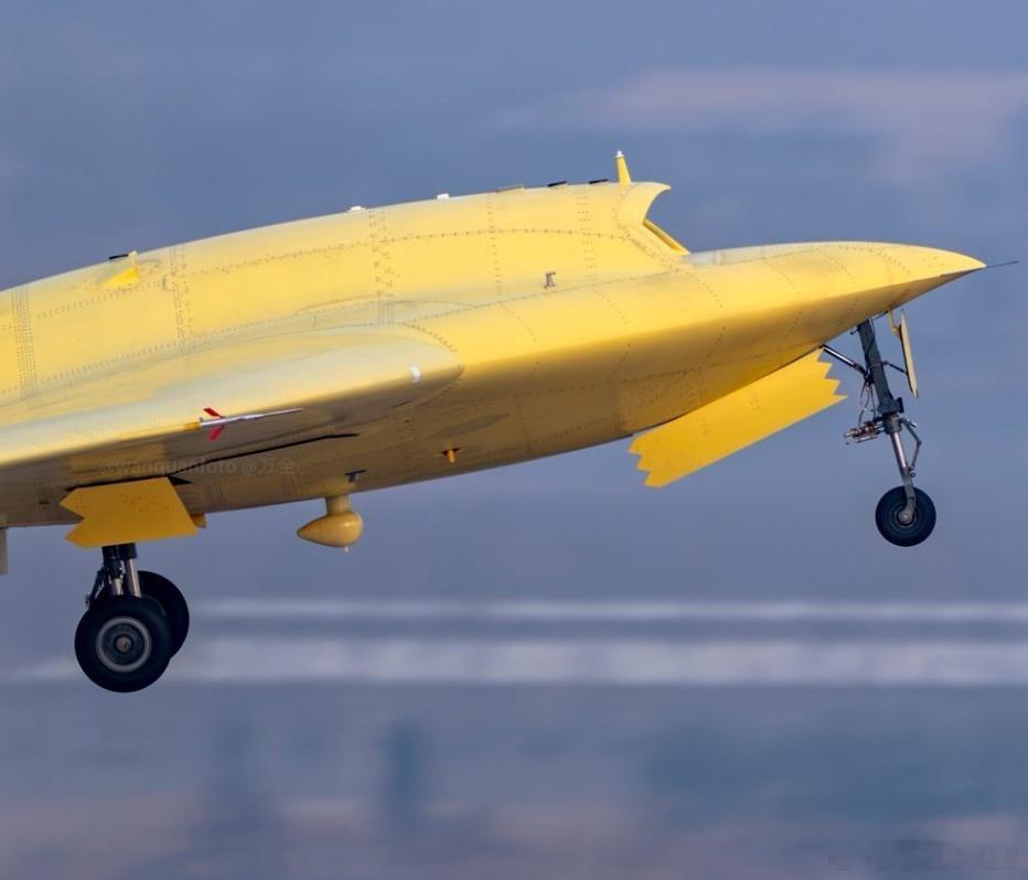 彩虹7成功首飞第4种紫金锤、胶囊💊，J35的卵形，这次CH7采用的似乎是纺锤形