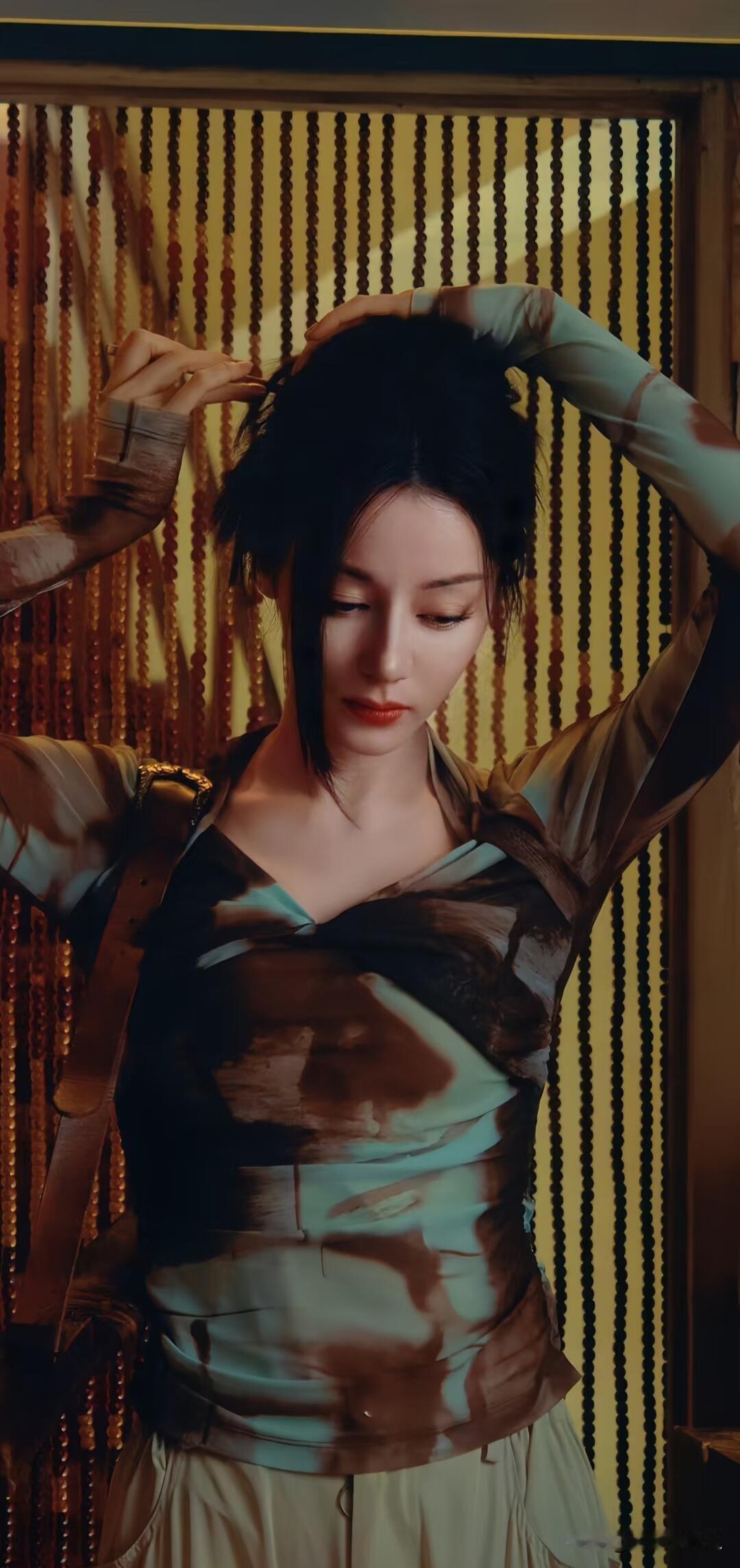 刘大锤说迪丽热巴觉得她可怜那就错了其实她是反侦察能力强，出其不意制胜。坐两块