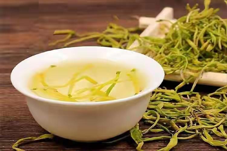 喝金银花有多种好处和功效，包括清热解毒、抗炎抗菌、疏散风热和缓解咽喉不适很