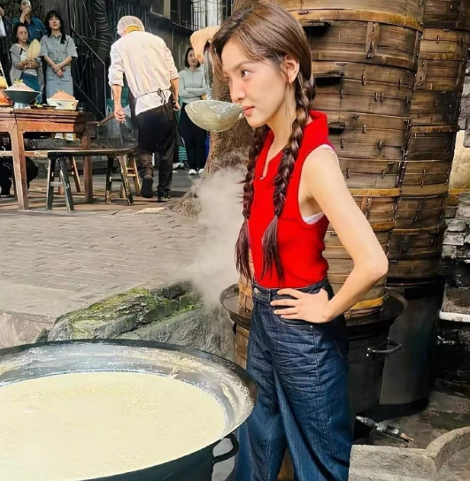 路人手机下的章若楠​​​