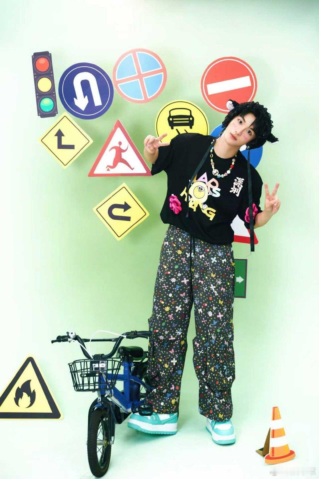 黄子弘凡你自己就是一个小手办！黄子瞧着妹妹喊“小手办”，自己却忘了镜子里那同样