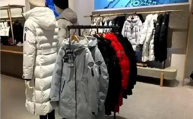 羽绒服老板对着镜头叹气，说1499那款挂成老寒腿也没卖掉。去年冬天他咬牙进货两百