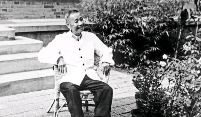 1977年经中央决定免去王宏坤的海军第二政委职务，1983年4月王宏坤按兵团级离