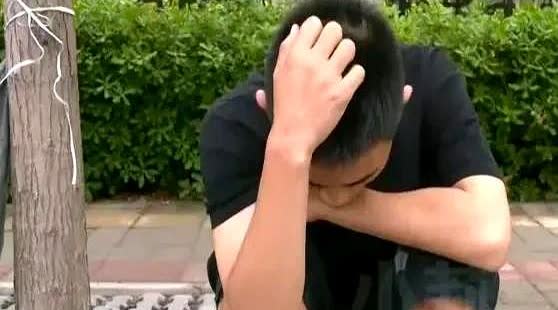 河南郑州一男子尾随妻子，趁妻子下车的时间，躲进汽车的尾箱里，万万没想到，正因为这