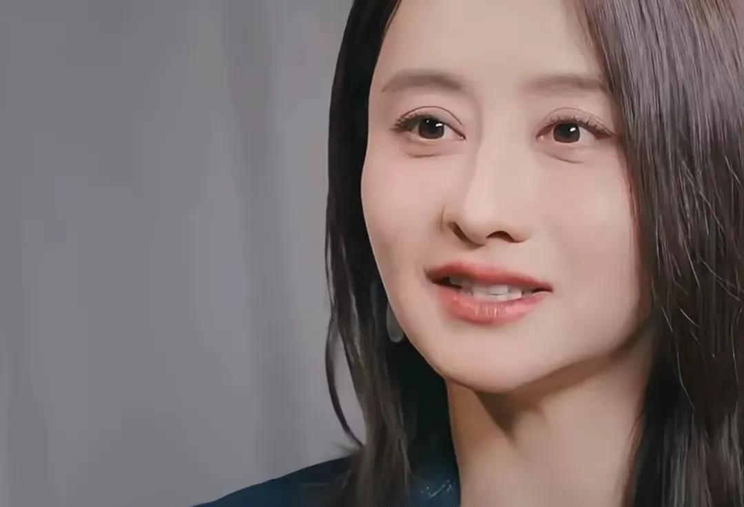 陈德容说，有次节目里主持人追着问我：“你这么漂亮怎么不生小孩？是不适合当妈吗？”