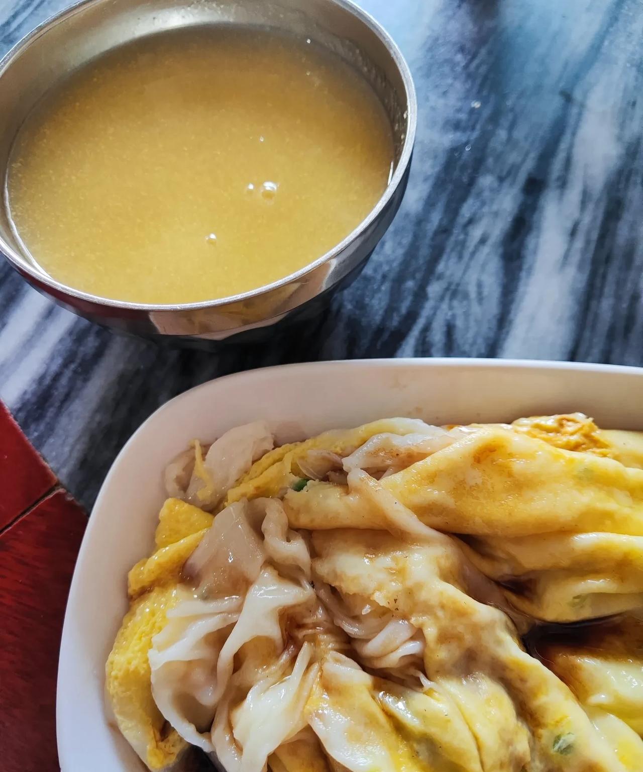 我已经连续一个多月出现在同一家早餐店，点同样的早餐。每天一到店门口，看到早餐店的