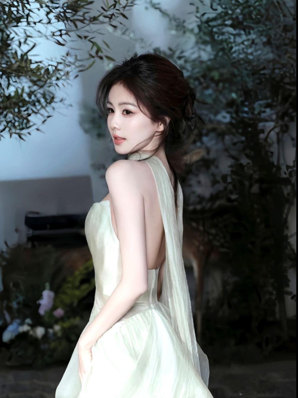 白鹿眉眼皆是温柔，自带清透灵气，岁月温柔以待，永远明媚如初。