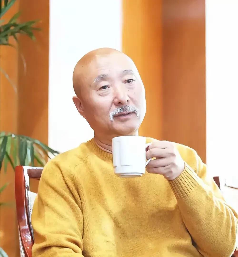 易立竞问陈佩斯:“刀郎为什么不上春晚？”陈佩斯说:“别说刀郎，我也不上春晚。”易