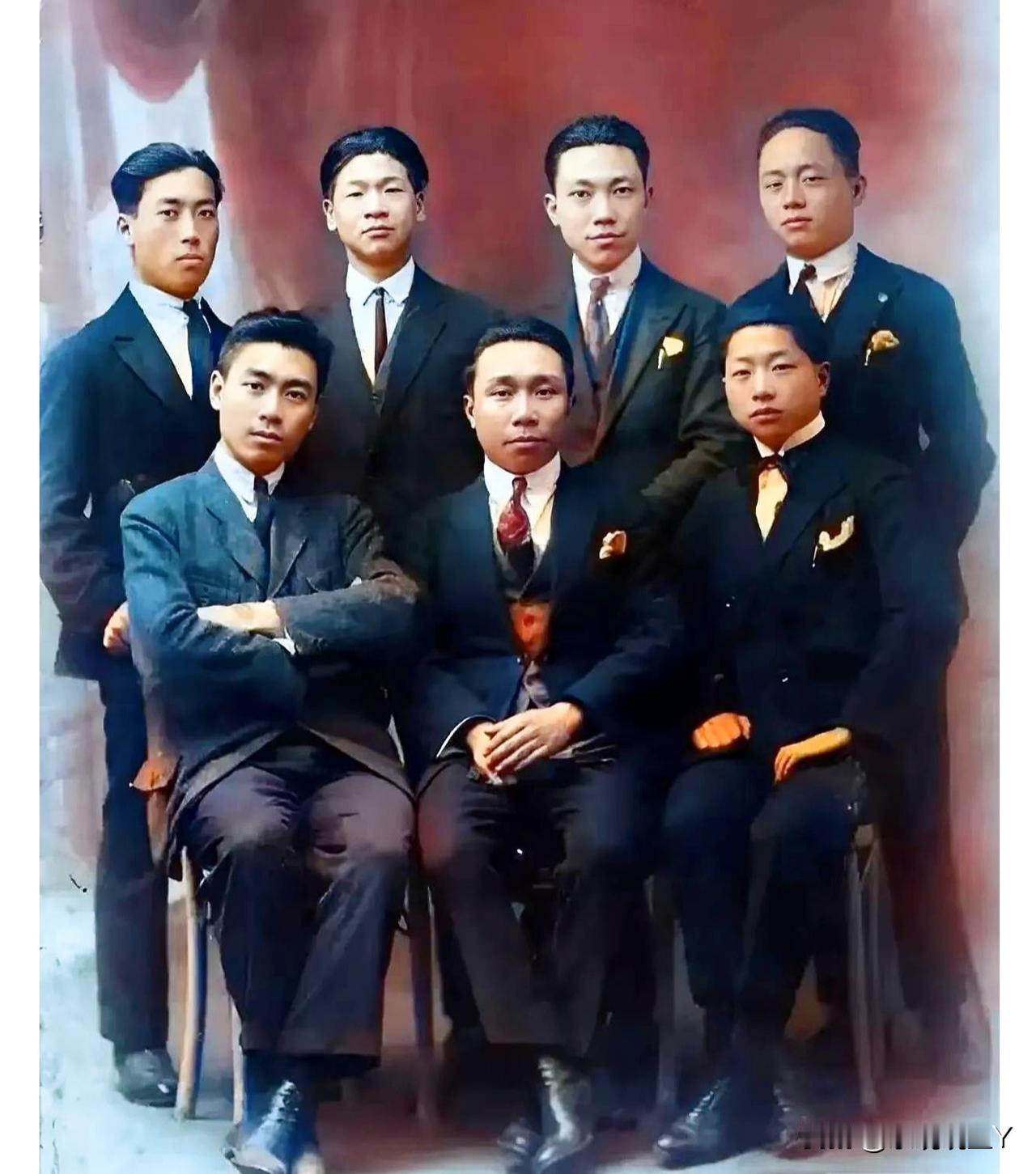 这才是留法七公子年轻时的真实模样，不是演员所饰演的角色！这张珍贵的老照片拍摄于1