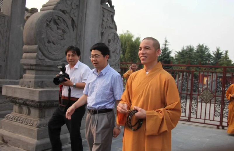 当年白马寺方丈升座时，中国佛教协会常务副会长圣辉法师向法会展示了赵朴初会长的金字
