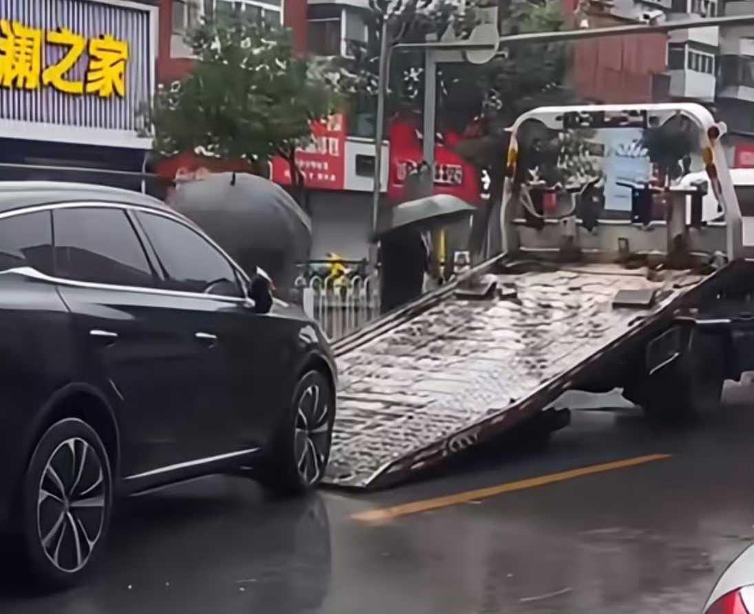大雨中电机掉落的后续来了，第一次见。优点是这次没盖布。。。