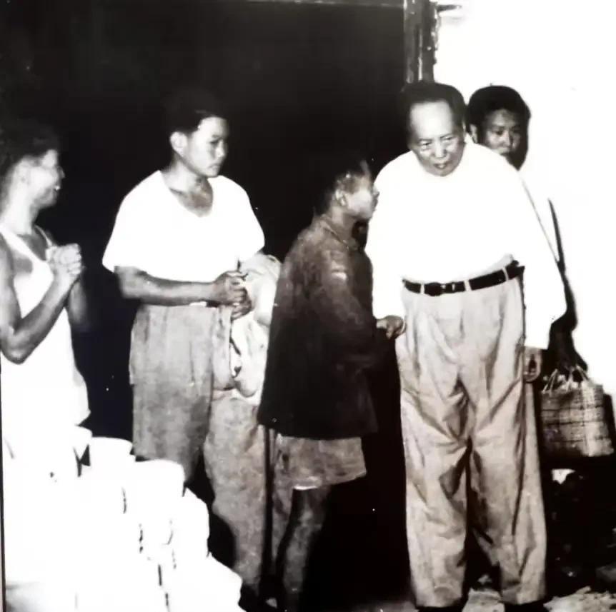 1958年9月12日，毛主席在武汉大学冶练厂，听取学生介绍情况。[祈祷]