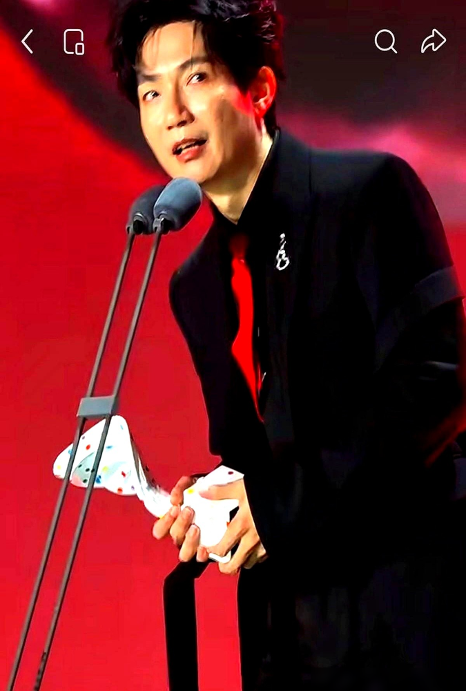 陈楚生拿了年度男歌手。台下坐着一堆刷数据的流量，台上这人连热搜都不买。19年，别人换赛道、立人设、搞