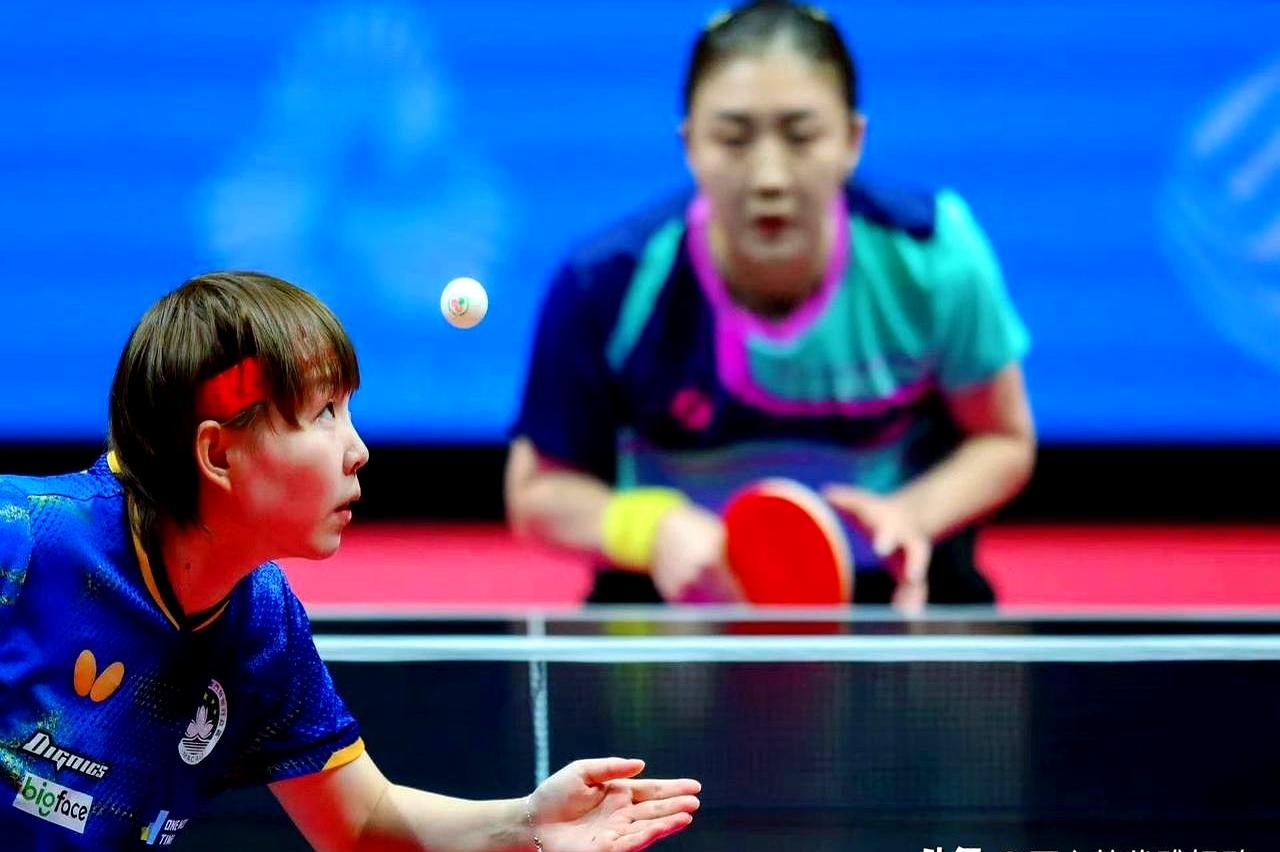 朱雨玲发两张和陈梦合照，纪念一起征战全运会。她晒出赛场侧脸和拥抱照，