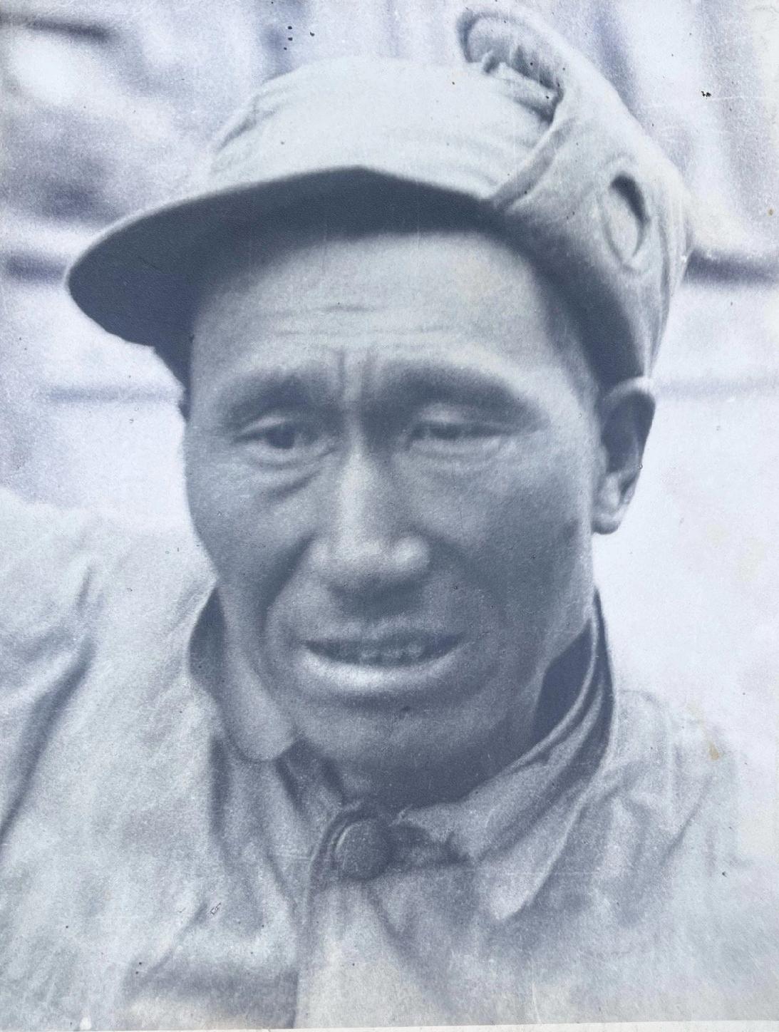 1948年，国军少将副师长常效伟，在宣化战役中被俘，这张照片便是当时的真实留影。