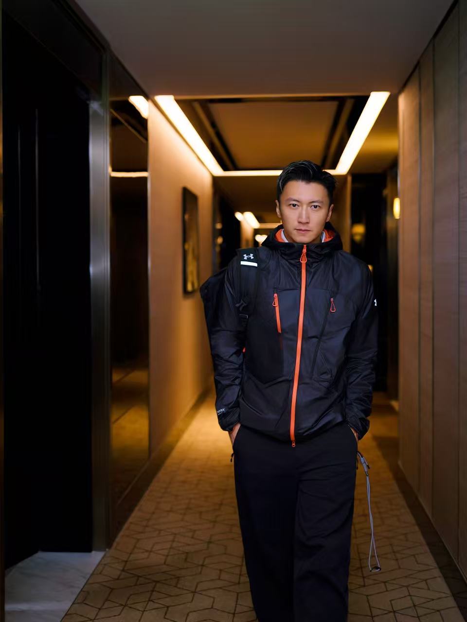 谢霆锋这状态太能打了！一身利落户外穿搭，多种场景自如切换，东方明珠的背景下，谢霆