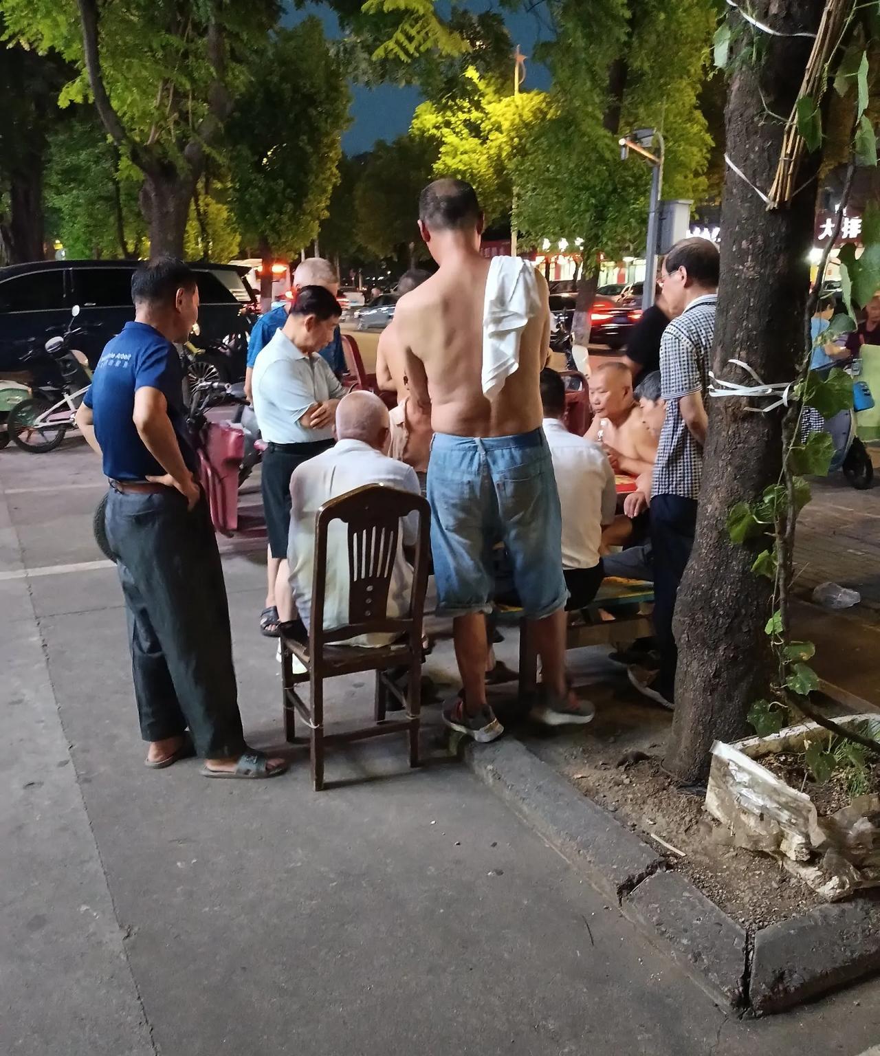 天气炎热，在湖北省荆州市沙市区长港路日光灯厂大门对面，几乎每天晚上都有一场以上的