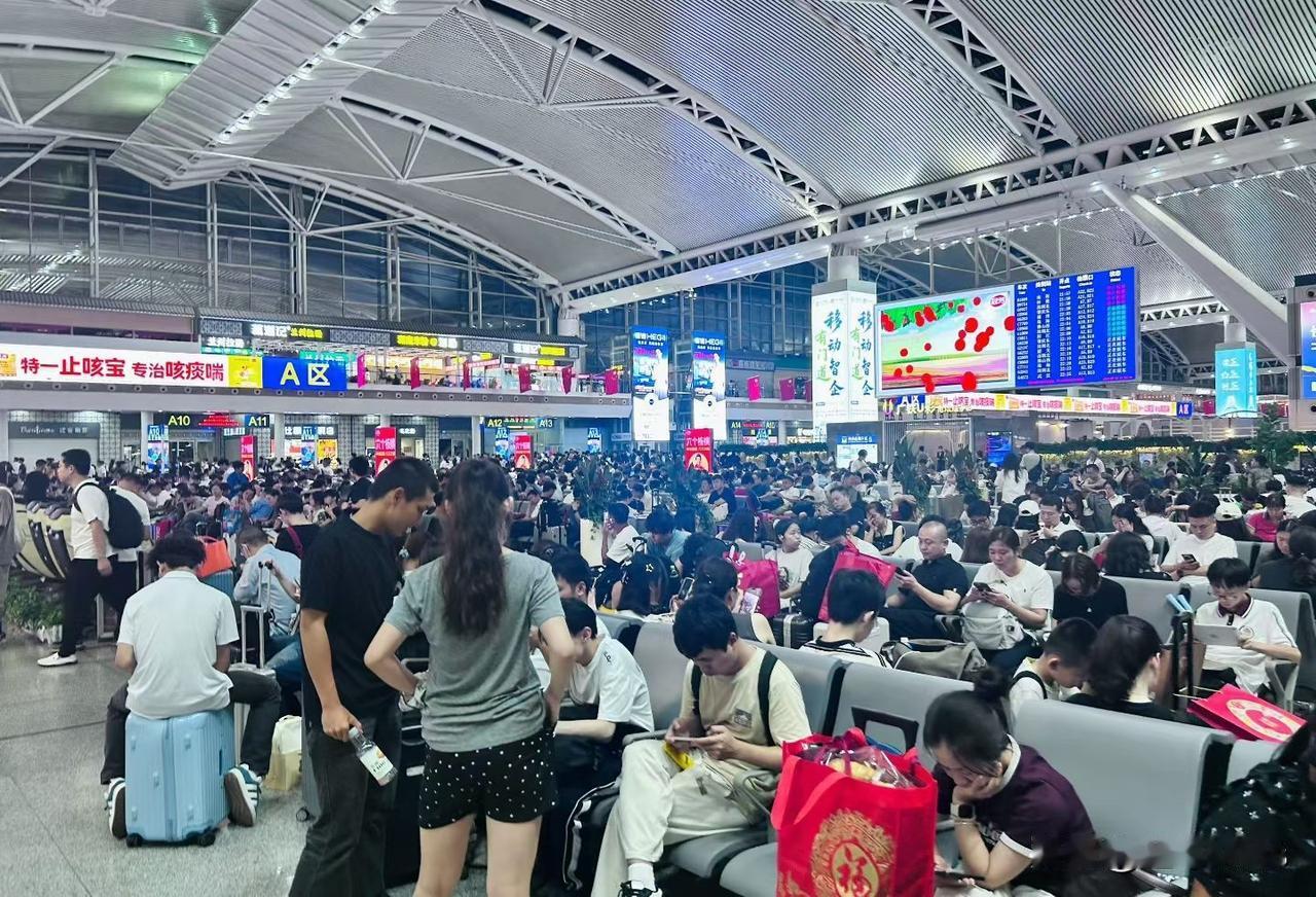 今晚的广州南站感受到像春运一样出广州市都难[捂脸哭]广州南站