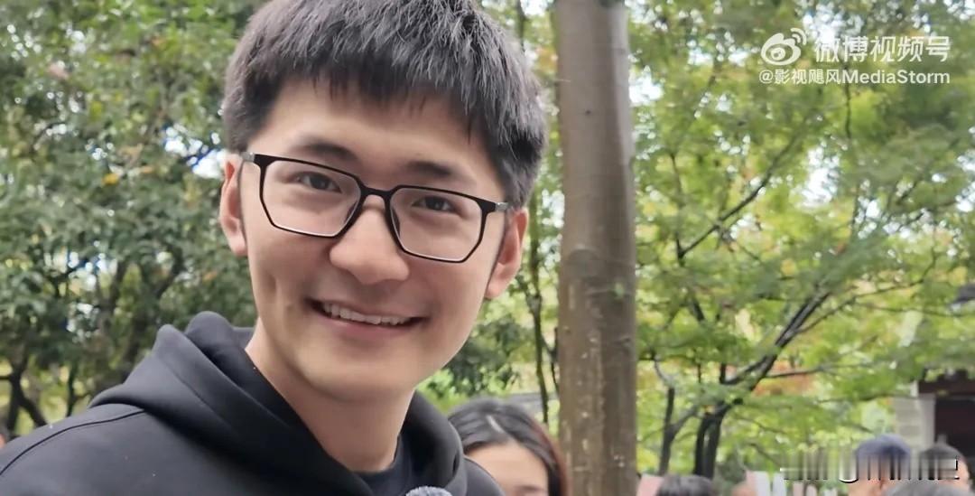 29岁影视飓风创始人、圆通速递总裁之子参加杭州相亲角被嫌弃“学历太低”。