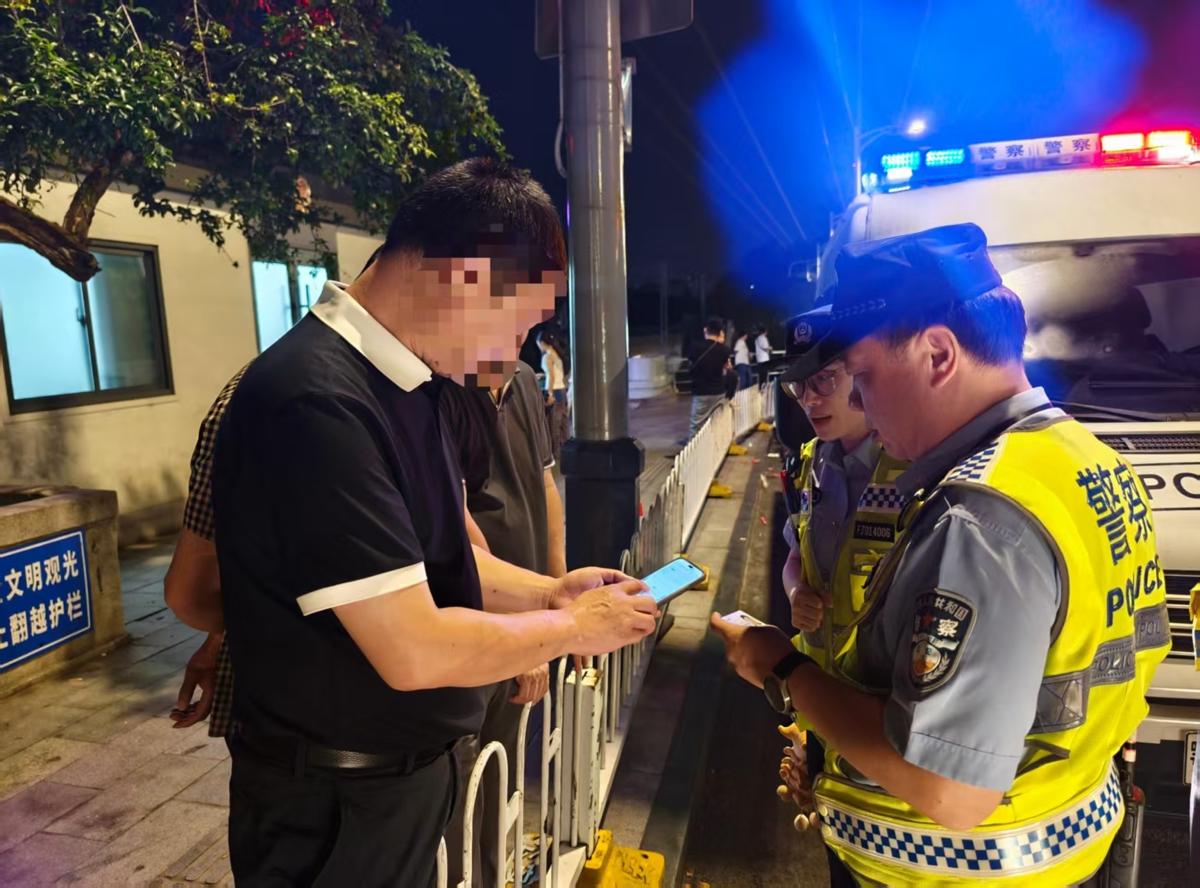风景留人，温柔留心！武汉交警默默守护万千打卡游客。（个人观点供参考，无任何不