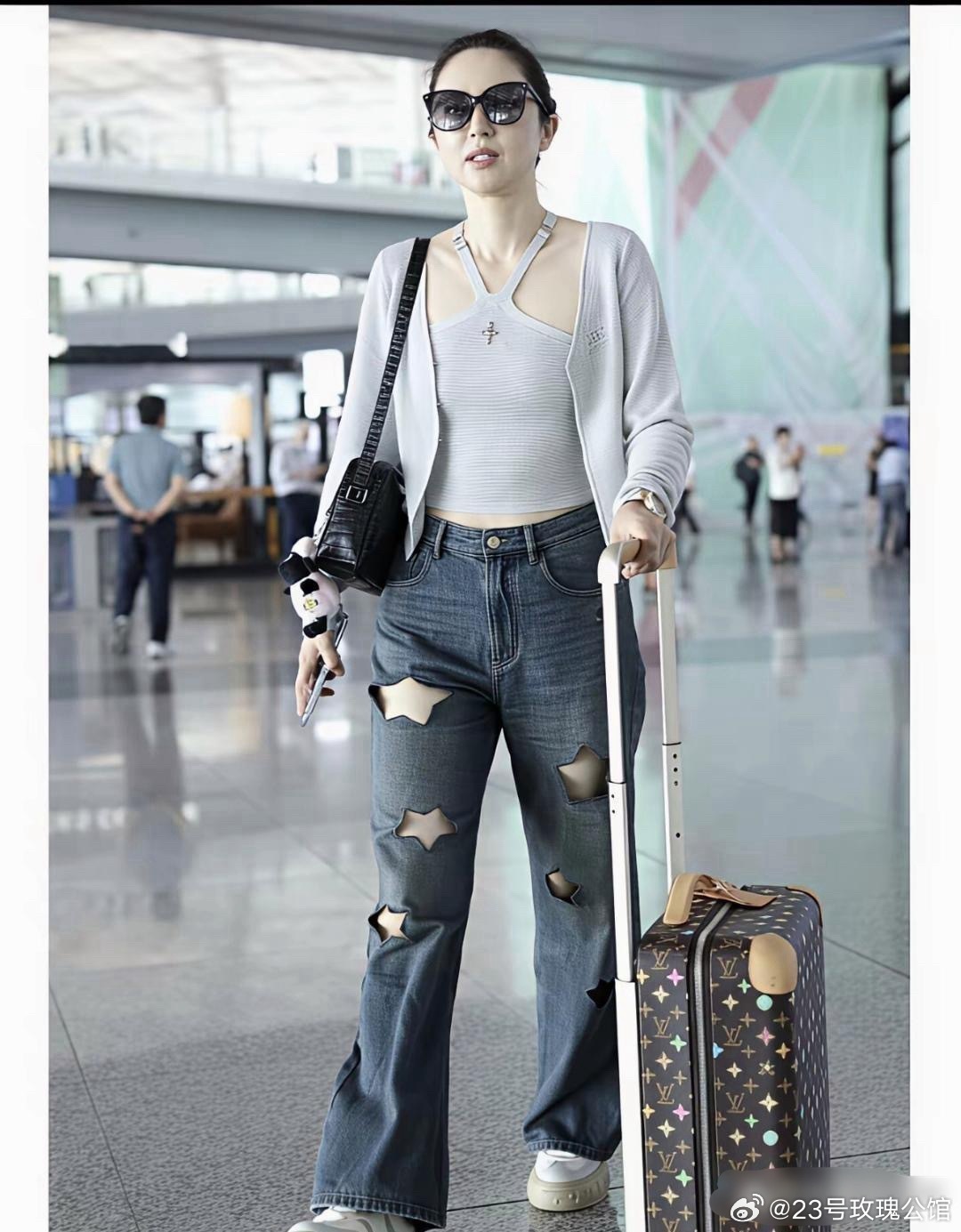 董璇机场照，这星星破洞牛仔裤很潮。