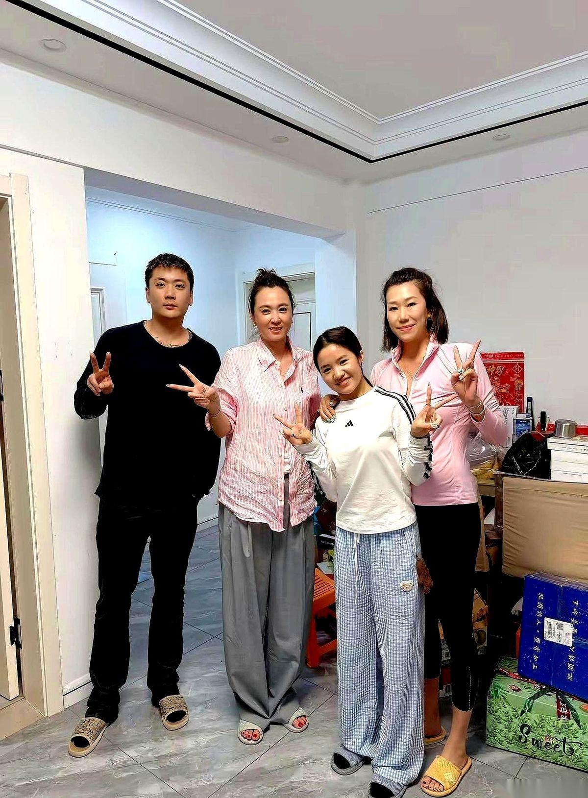 中秋节网上飘满网红们精心摆拍的团圆照，但刷到晋妈一家和UU那几张图时，很多人手里