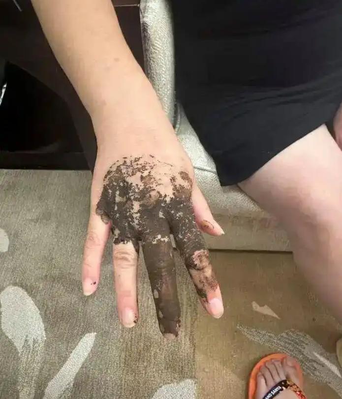 “悲剧还是发生了！”海南三亚，一女子带孙女在酒店游泳，上岸后，她惊恐的发现孙女脚