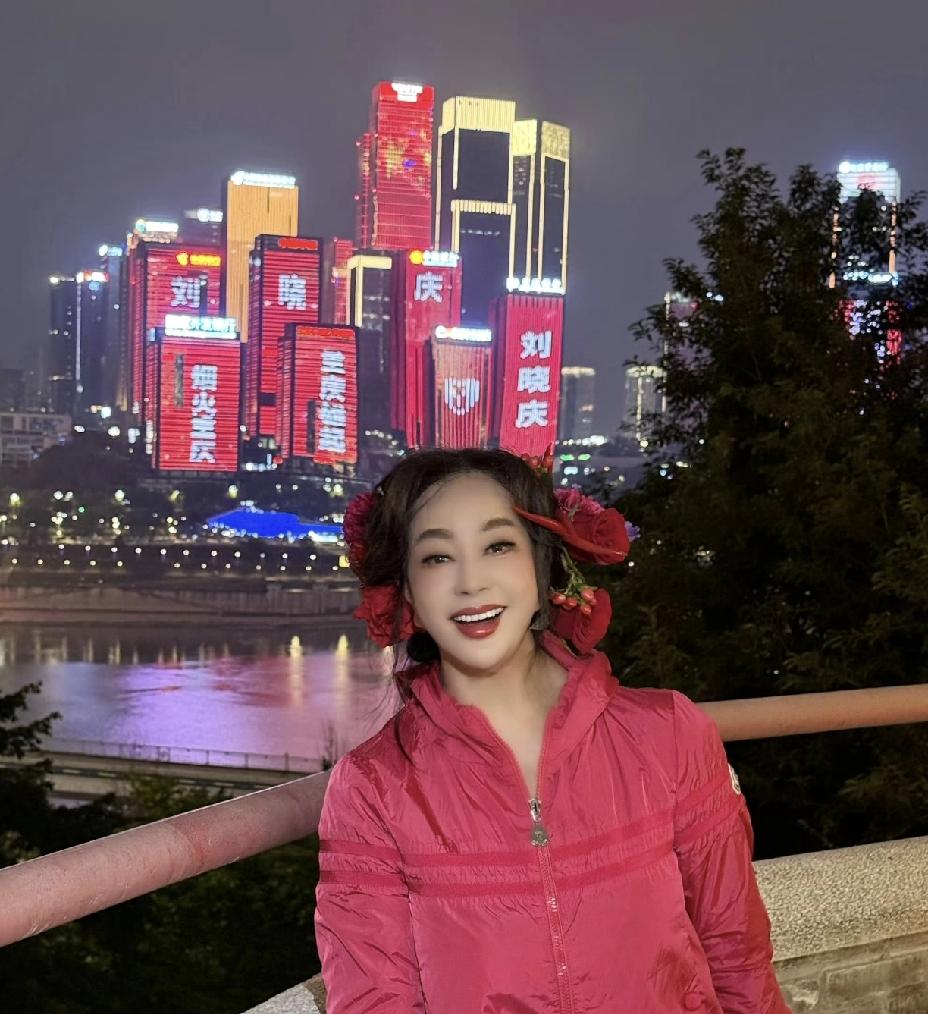 3月8日晚上，刘晓庆发了一条动态，看到图片上的内容后不得不说，刘晓庆这排场太大了