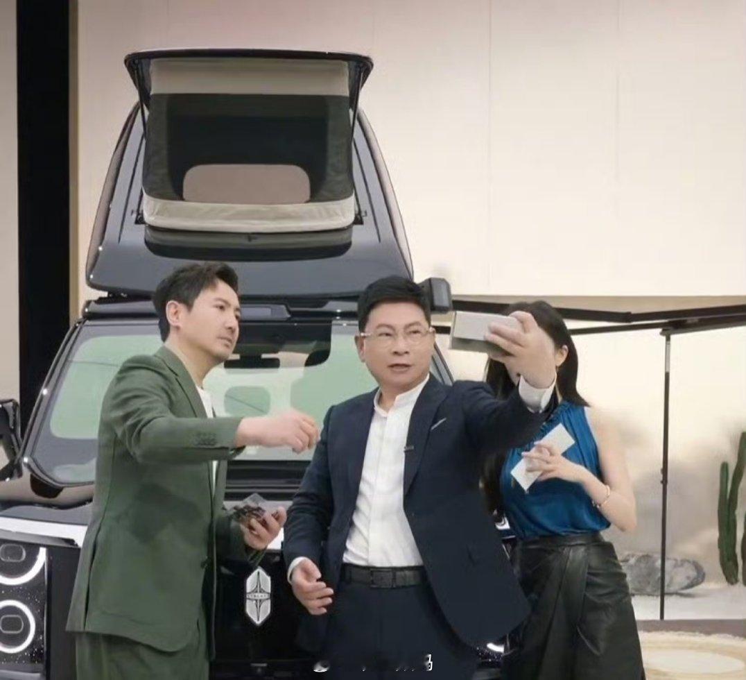余承东跟雷军都在拍照的时候露出新手机，这是心有灵犀