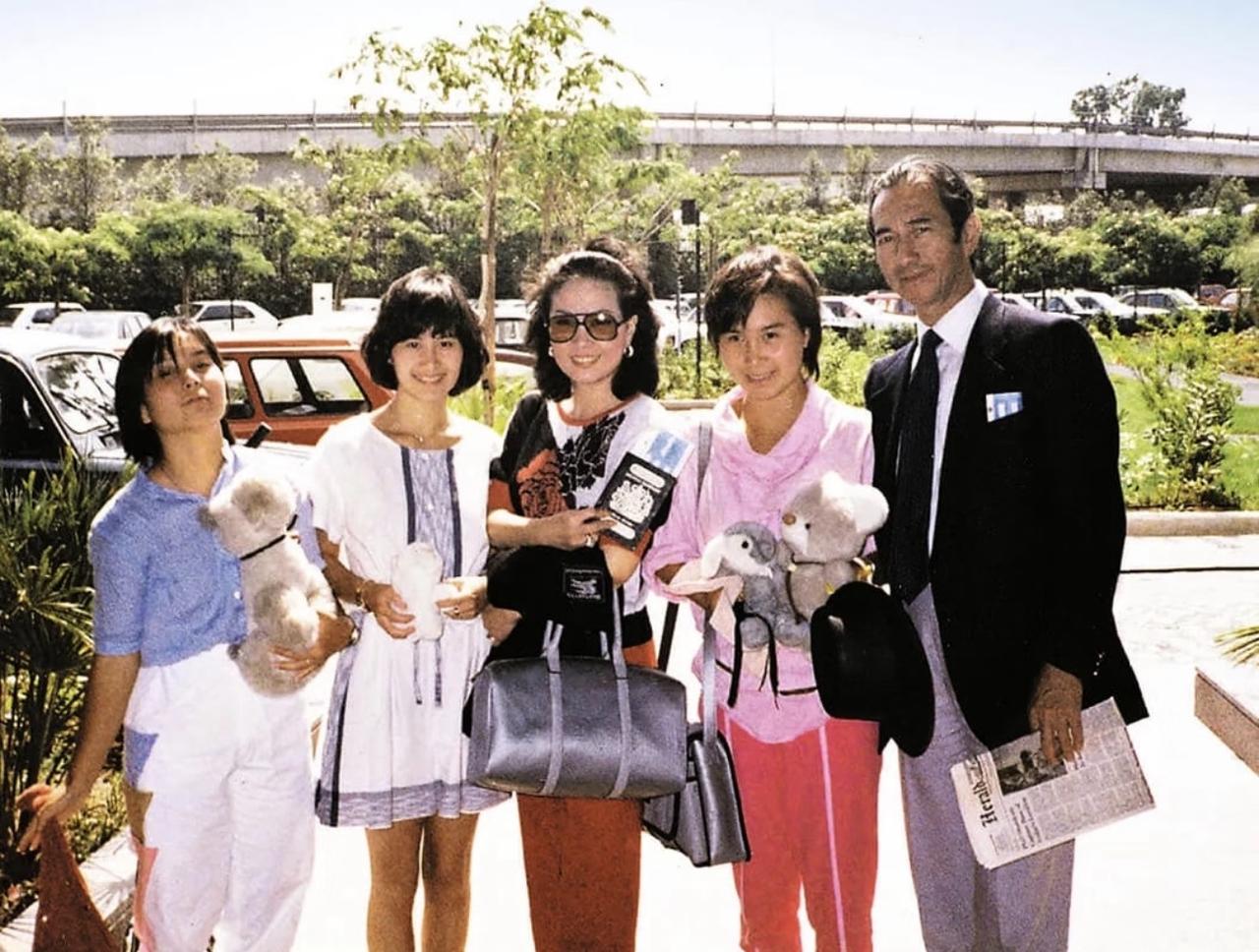 你印象里赌王家出行是不是全是保镖簇拥、全员高定礼服？80年代这张老照片完全打破这