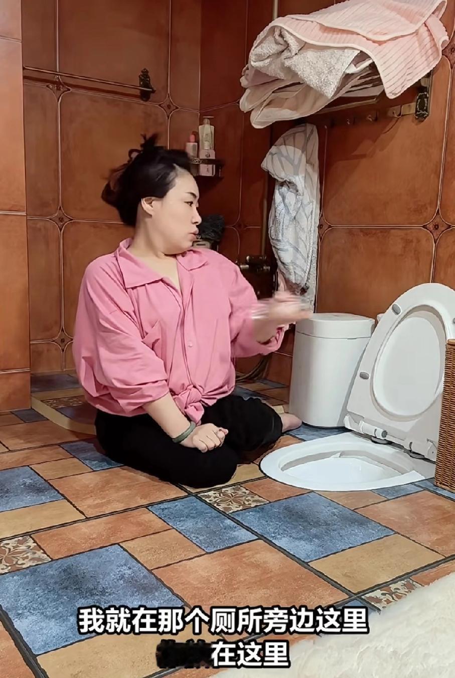 残疾人有钱了，也一样能过的舒服方便。看看拉姆家的浴室卫生间都是定制的，由于拉姆下