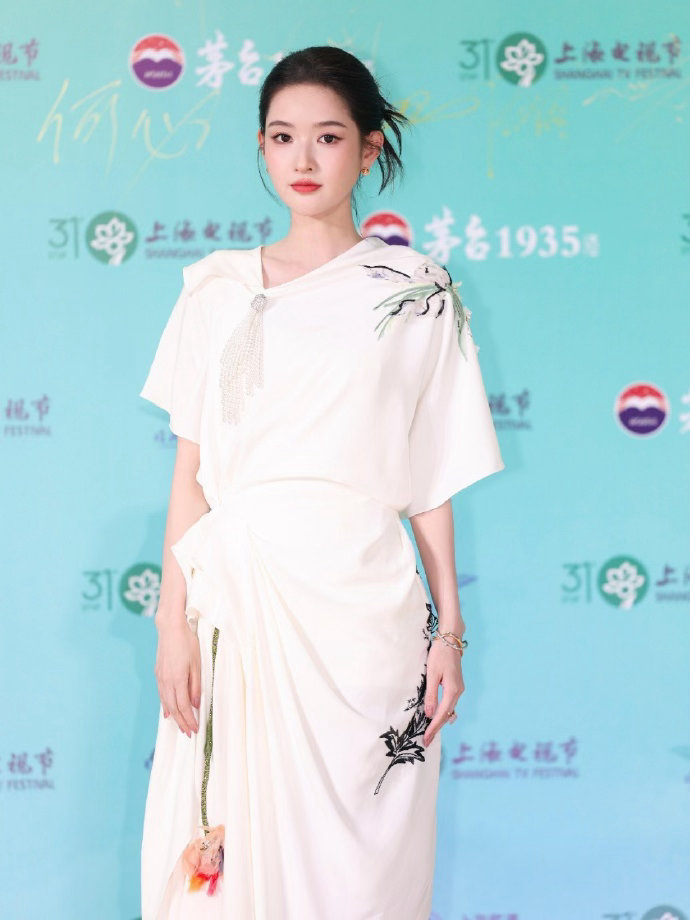 王玉雯白玉兰特邀嘉宾特邀嘉宾的含金量还在上升！这条裙子衬得她气质好好，温温柔柔