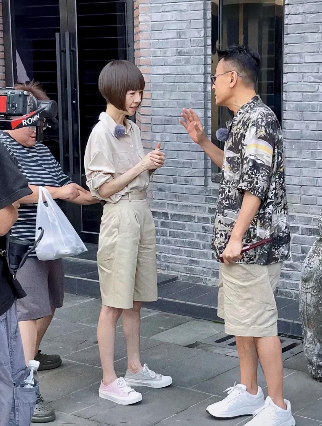 鲁豫街头做节目，她还是那么的瘦。