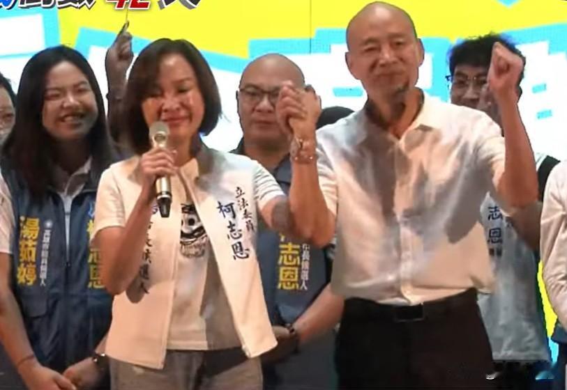 韩国瑜重回高雄柯志恩激动落泪国民党高雄市长候选人柯志恩今晚（17日）在小港