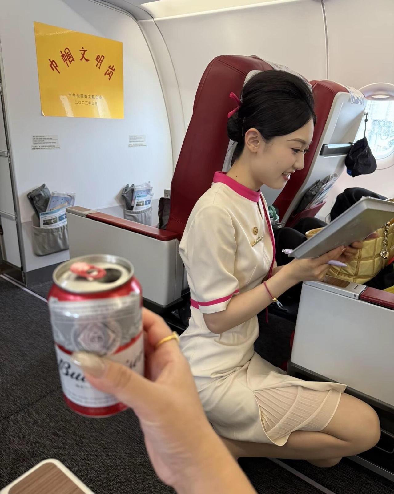 这个乘务员长相好甜美啊，服务很到位！乘务员穿搭民航女乘务员