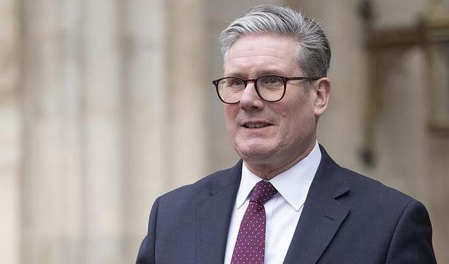 这一下英国的脸面往哪放？今年4月，英国首相斯塔默在工党大会上，直接表示把中国的近