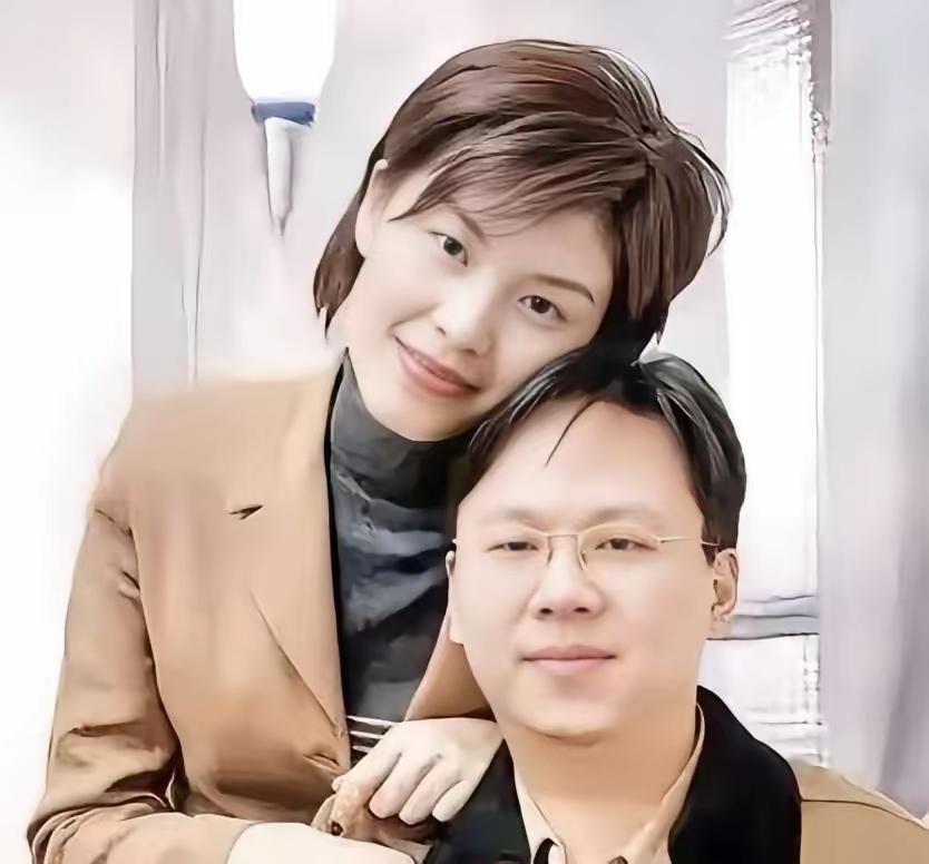 郑丽文真是个双面佳人。在丈夫骆武昌跟前，她就像小鸟依人般温柔。他俩大学相识，恋