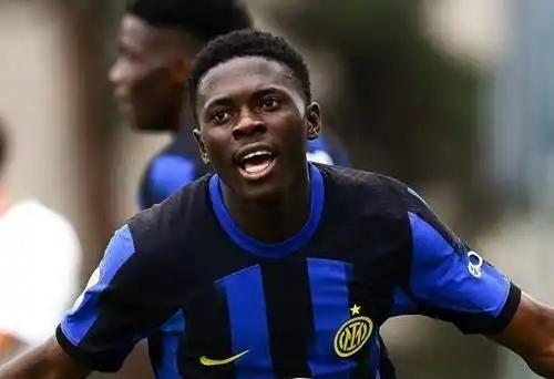 AC米兰被自己人捅了一刀。比萨那个21岁的小子，国米租来的，第86分钟断球，一