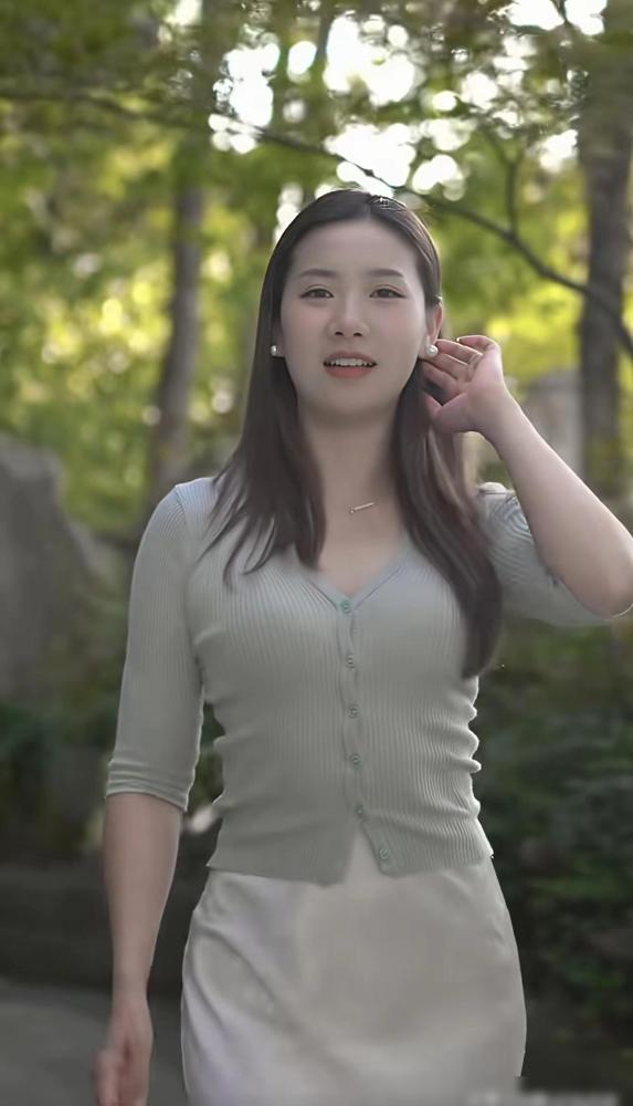 今年秋天，最时髦的女人都把温柔穿成了铠甲。你衣橱里那件软糯的米色针织衫，正被一线