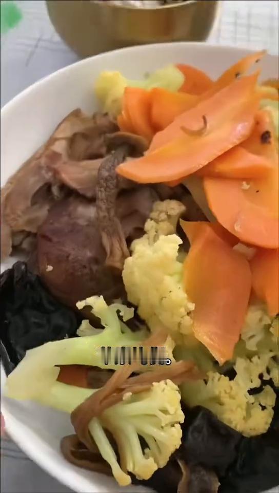 比昨天掉了四两，关注我吃瘦不饿瘦。·早餐：水煮蛋2个、半个西红柿+一半牛油果、