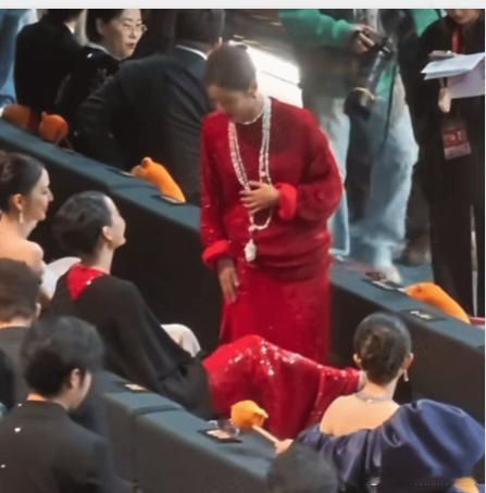 原来倪妮一直拦着不让辛芷蕾坐下的，这个动作其实对女明星挺不雅的，她还是拦着。辛