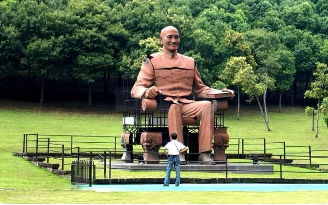 蒋介石父子做梦也没有想到，他们在台湾已经没有“容身”之地了！据说，早在陈水扁时期