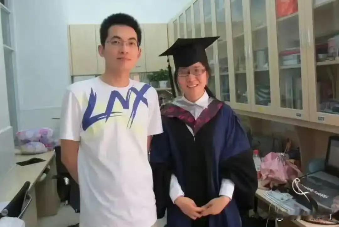 难怪付校长的原配会举全家之力托举他，太帅了，当一个男人集才华资源权力财富和帅气于