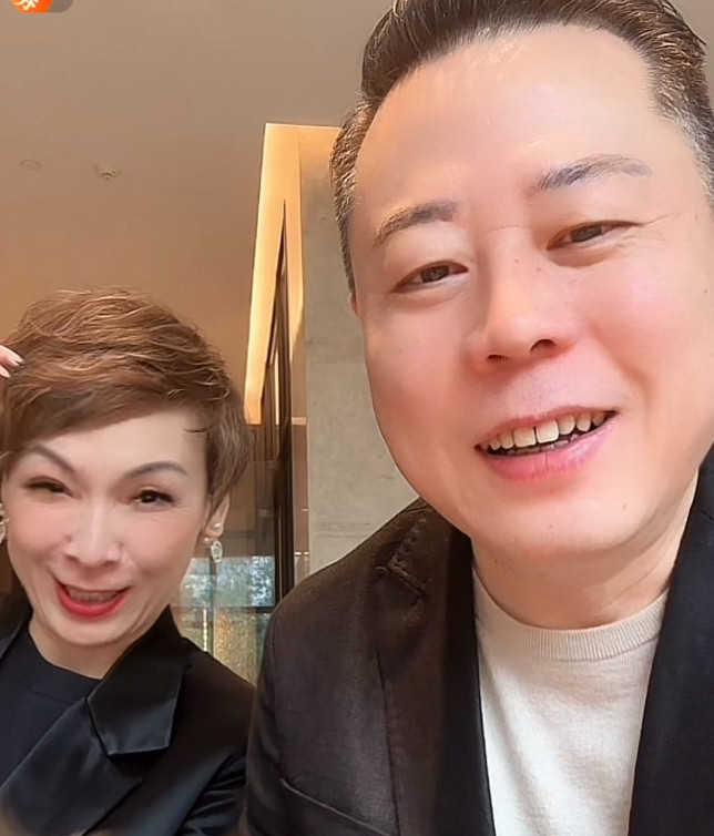 太逗了今天汪小菲带着大部队已经到达合肥了！一大早安总和洋洋就开了直播，他俩开