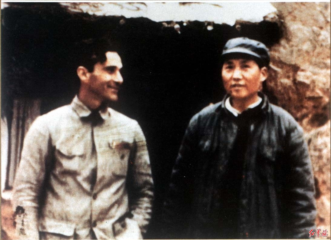 当他承受黑暗和逆境时，是个体的“我”，当他面对胜利和荣誉时，却把这一切归于集体！