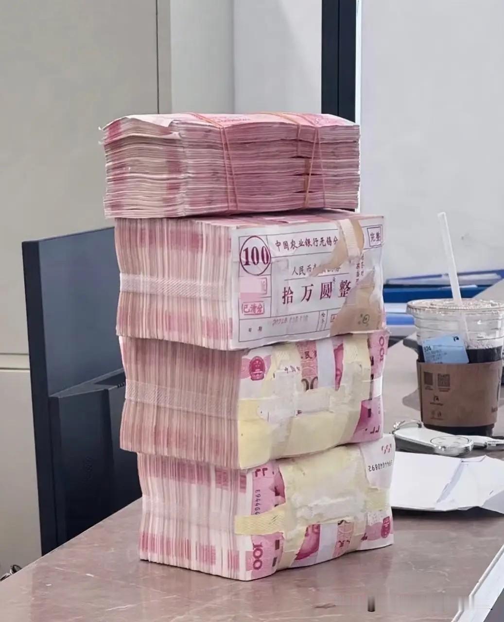 几大银行的新规一出来，我就赶紧把存银行的35万全取出来！不是因为急着用钱，而是各