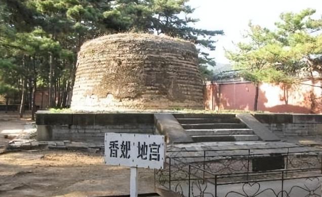 在中国清代帝王陵墓中，清东陵是当之无愧的“瑰宝”。它坐落于河北，自顺治年间动工，