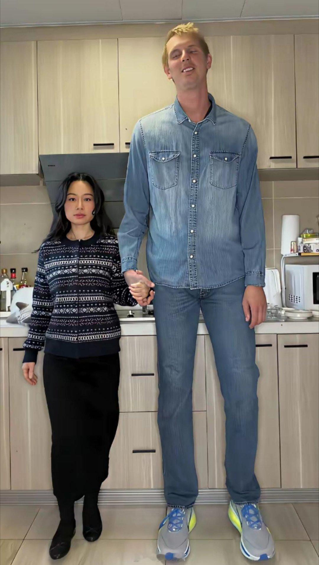 身高差40cm的跨国夫妻！152cm中国姑娘×190cm外国老公，最萌身高差cp